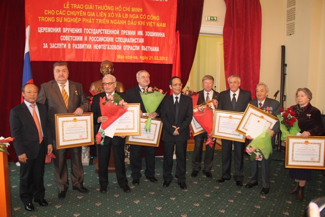 Tổng giám đốc Petrovietnam Đỗ Văn Hậu (ngoài cùng, bên trái) tham dự buổi lễ trao Giải thưởng Hồ Chí Minh