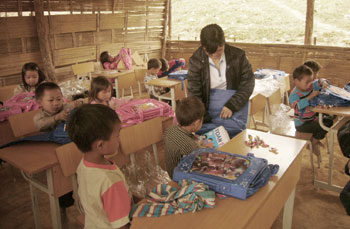 Quà tặng đã đến với các em học sinh Trường Tiểu học Leng Su Sìn thật ý nghĩa