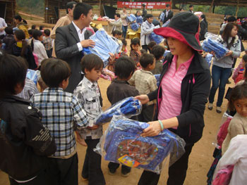 Cặp sách đã đến tận tay các em học sinh tại Trường Tiểu học Na Cô Sa