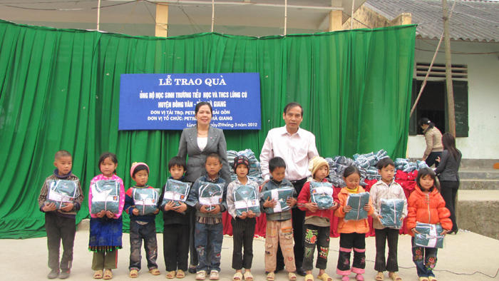 Phó giám đốc, Chủ tịch Công đoàn Petrolimex Sài Gòn Trịnh Bá Bộ và Chủ tịch kiêm Giám đốc Petrolimex Hà Giang Trần Thị Thu Hương tặng quà và chụp ảnh lưu niệm cùng các em học sinh Trường Tiểu học Lũng Cú