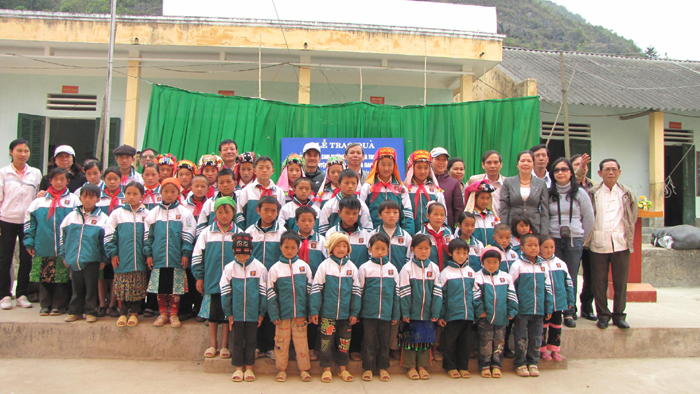 Các em học sinh rạng rỡ trong đồng phục làm ấm lòng tất cả mọi người có mặt tại trường