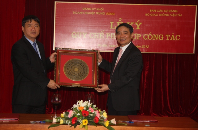 Đồng chí Trương Quang Nghĩa, Bí thư Đảng ủy Khối Doanh nghiệp Trung ương trao quà lưu niệm của Đảng ủy Khối tới đồng chí Bộ trưởng Bộ Giao thông Vận tải