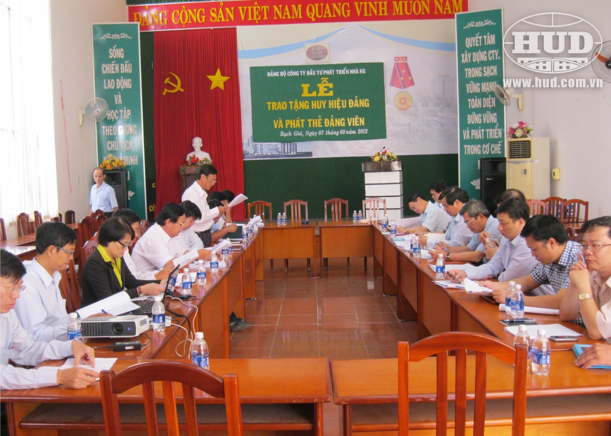 Lãnh đạo Công ty TNHH một thành viên Đầu tư phát triển nhà Kiên Giang báo cáo tình hình SXKD năm 2012 với Tổng giám đốc Tập đoàn và đoàn công tác.