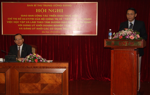 Đồng chí đại diện Lãnh đạo Đảng ủy Văn phòng Quốc hội phát biểu tham luận 