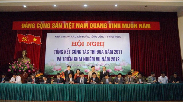 Lãnh đạo các tập đoàn, tổng công ty nhà nước ký giao ước thi đua năm 2012.
