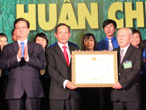 Thủ tướng Nguyễn Tấn Dũng trao Huân chương Sao vàng cho VRG