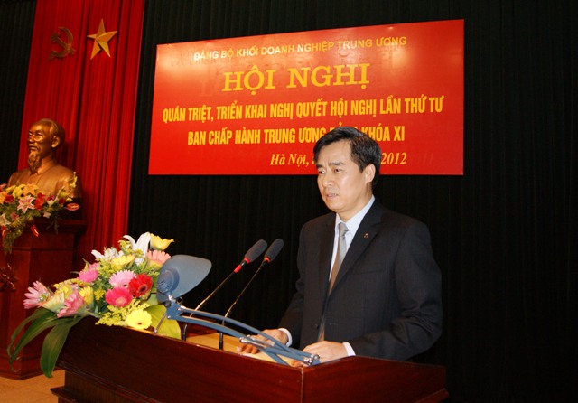 Đồng chí Nguyễn Quang Dương, Phó Bí thư Đảng ủy Khối DNTW phổ biến dự thảo Kế hoạch của Đảng ủy Khối thực hiện Nghị quyết Trung ương 4 khóa XI.