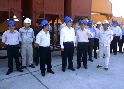 Chủ tịch DQS giới thiệu với Phó Thủ tướng Chính phủ Vũ Văn Ninh tổng quan về nhà máy