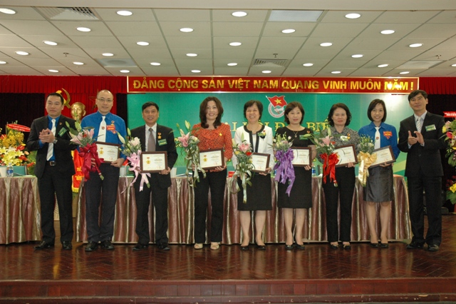 Đồng chí Dương Văn An – Bí thư Trung ương Đoàn và đồng chí Hồ Xuân Trường – Bí thư Đoàn Khối tặng Kỷ niệm chương “ Vì thế hệ trẻ” cho các đồng chí có thành tích giáo dục thế hệ trẻ và xây dựng tổ chức Đoàn Viêtcombank