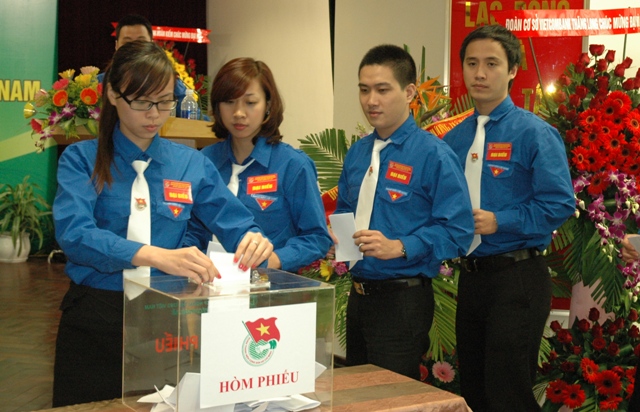 Các đại biểu bỏ phiếu bầu trực tiếp Bí thư tại Đại hội.   