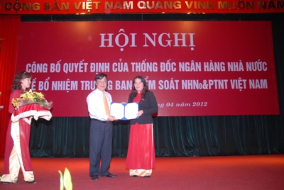 Vụ trưởng Vụ Tổ chức Cán bộ- Ngân hàng Nhà nước Việt Nam Nguyễn Kim Anh trao Quyết định của Thống đốc Ngân hàng Nhà nước bổ nhiệm Trưởng ban Kiểm soát Agribank cho bà Nguyễn Thị Liên   