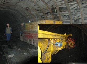 Máy Combai (ảnh nhỏ) cho năng suất gấp 5-6 lần đào lò truyền thống. (Ảnh: Hùng hải)