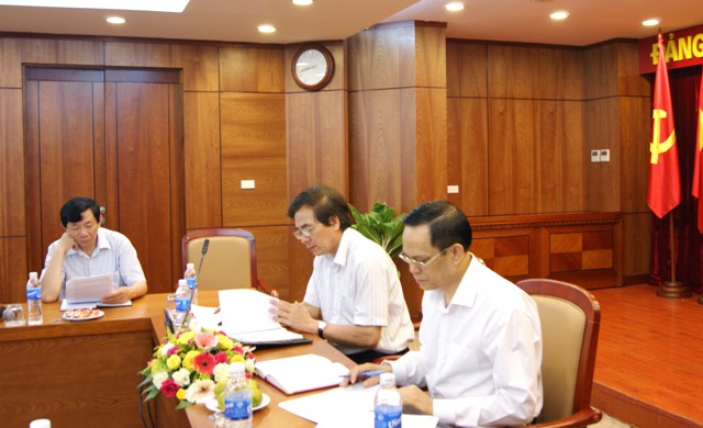 Đồng chí Nguyễn Văn Ngọc, Phó Bí thư Đảng ủy Khối dự, chỉ đạo; đồng chí Trần Thanh Khê, Ủy viên BTV, Trưởng Ban Tuyên giáo Đảng ủy Khối chủ trì Hội nghị.