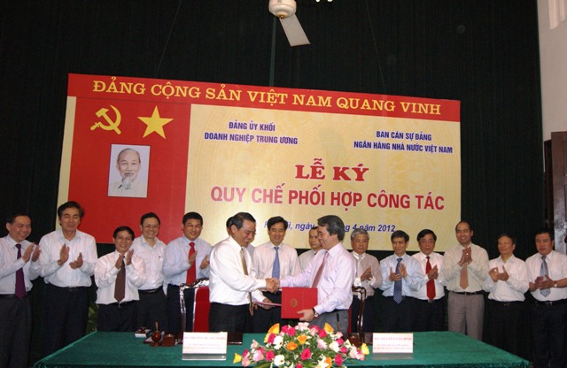 Đồng chí Bí thư Đảng ủy Khối DNTW và đồng chí Bí thư Ban Cán sự, Thống đốc Ngân hàng Nhà nước ký quy chế phối hợp công tác.