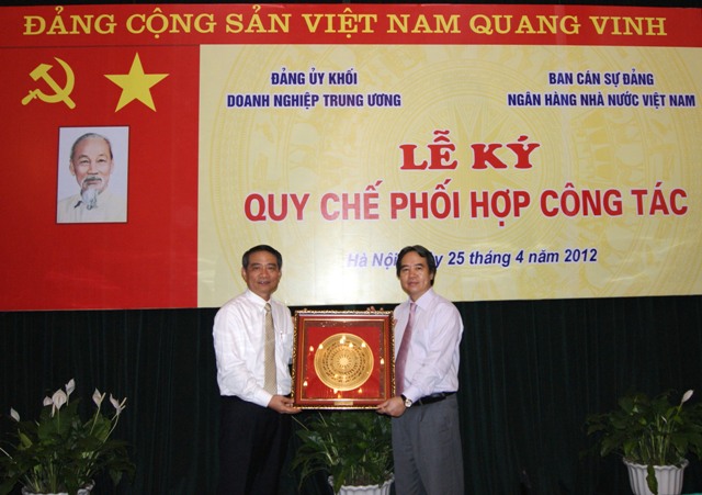 Đồng chí Bí thư Đảng ủy Khối DNTW trao quà lưu niệm của Đảng ủy Khối tới đồng chí Thống đốc Ngân hàng Nhà nước.