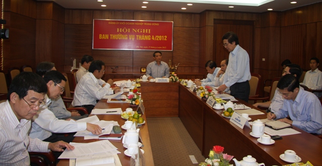 Đồng chí Trần Thanh Khê, Ủy viên Ban Thường vụ, Trưởng Ban Tuyên giáo Đảng ủy Khối báo cáo nhanh về kết quả học tập, quán triệt Nghị quyết Trung ương 4 Khóa XI của Đảng bộ Khối DNTW