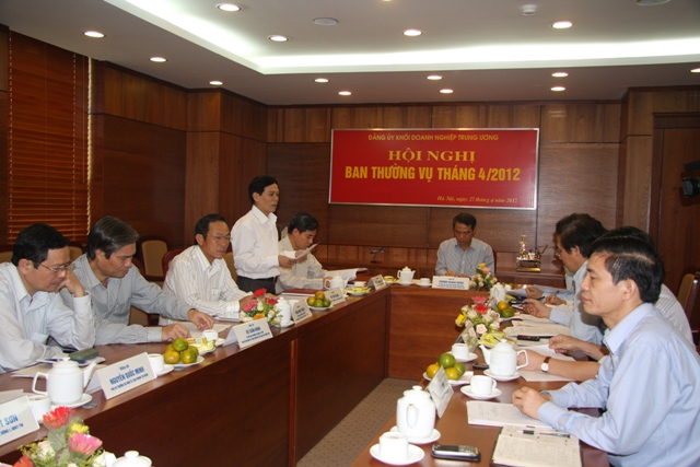 Đồng chí Đỗ Tiến Khang, Ủy viên Ban Thường vụ, Trưởng ban Tổ chức trình bày Dự thảo báo cáo đánh giá tình hình thực hiện Quy định 57-QĐ/TW của Bộ Chính trị về bảo vệ chính trị nội bộ trong Đảng bộ Khối