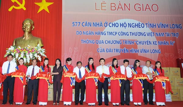 Lễ cắt băng khánh thành, bàn giao 577 căn nhà cho hộ nghèo.