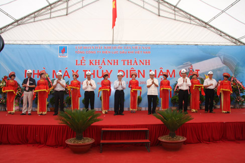 Nghi lễ cắt băng khánh thành
