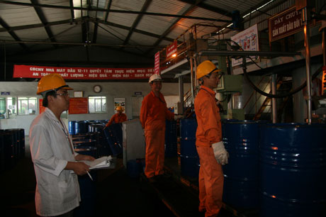 Sản xuất dầu nhờn tại Công ty vật tư vận tải và xếp dỡ 