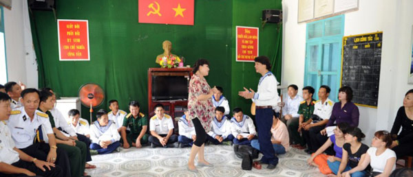 Cán bộ VietinBank giao lưu văn nghệ với cán bộ chiến sỹ trên đảo.