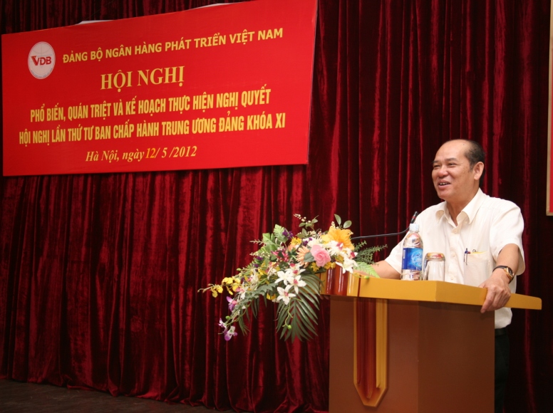 Đồng chí Nguyễn Đức Hà, Vụ trưởng Vụ Cơ sở Đảng - Ban Tổ chức Trung ương quán triệt Nghị quyết Trung ương 4 tại Hội nghị 