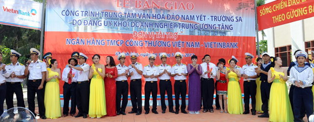 Một tiết mục văn nghệ của cán bộ VietinBank và chiến sỹ hải quân trên đảo. Ảnh: Xuân Nguyện.