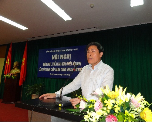 Đ/c Vũ Bá Ổn, Phó Bí thư thường trực Đảng ủy Tổng Công ty phát biểu, khai mạc hội nghị