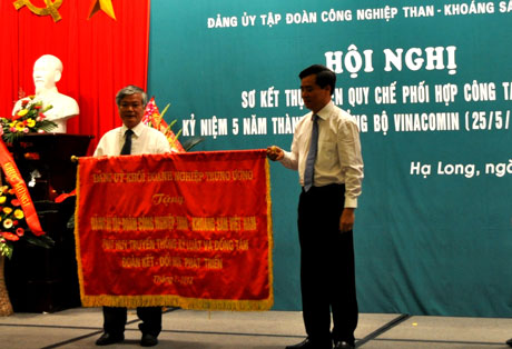 Đồng chí Nguyễn Quang Dương, Phó Bí thư Đảng ủy Khối DNTW tặng Đảng bộ Vinacomin bức trướng mang dòng chữ: “Đảng bộ Tập đoàn Than – Khoáng sản Việt Nam phát huy truyền thống Kỷ luật và Đồng tâm, Đoàn kết, Đổi mới phát triển”