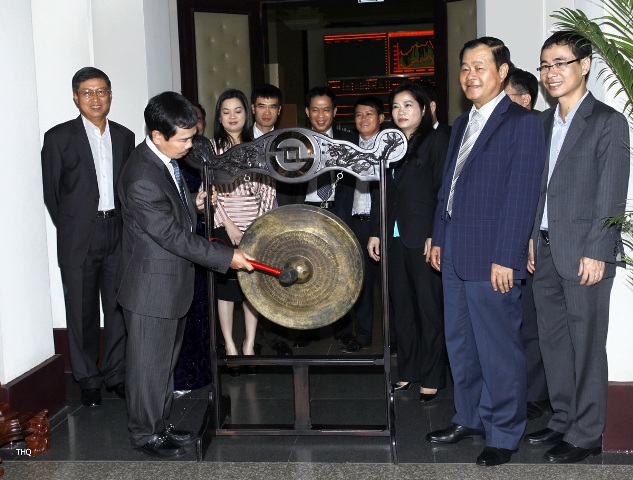 Tổng giám đốc PVGas Nguyễn Khang Ninh gõ chiêng chào sàn