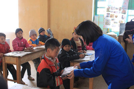 Đoàn thanh niên Công ty than Khe Chàm tặng quà cho các em vùng sâu vùng xa