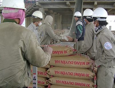 5 tháng đầu năm 2012 sản xuất xi măng đạt khoảng 19,000 triệu tấn, giảm 16,80% so với cùng kỳ năm 2011