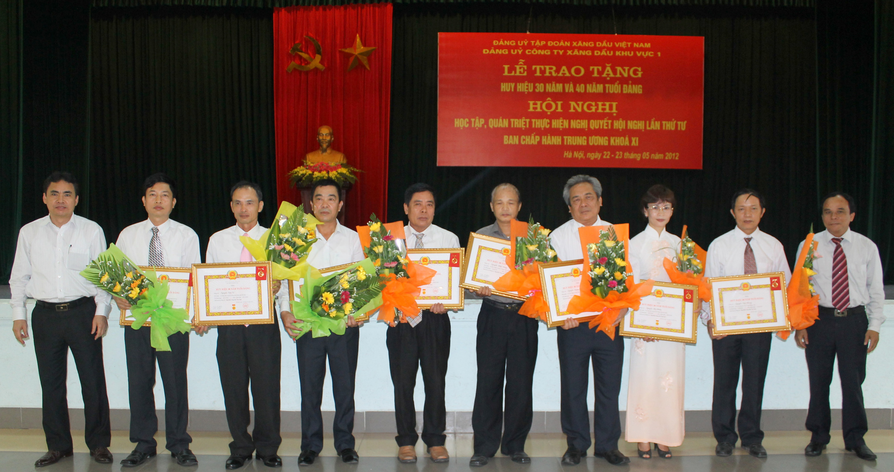 Đ/c Trần Minh Hải - Phó Bí thư thường trực Đảng ủy Petrolimex  và đ/c Trần Đắc Xuân - Bí thư Đảng ủy, Chủ tịch kiêm Giám đốc Petrolimex Hà Nội  chụp ảnh lưu niệm cùng các đ/c đảng viên vinh dự nhận Huy hiệu 30 năm tuổi Đảng