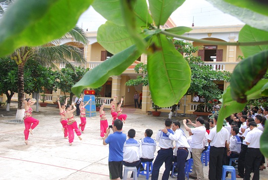 Đội văn nghệ của Vietinbank phục vụ cán bộ, chiến sỹ, nhân dân Đảo Trường Sa Đông