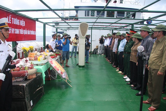                     Đoàn đại biểu Đảng bộ Khối tổ chức Lễ thả hoa, tưởng niệm các Liệt sỹ đã hy sinh trên Quần đảo Trường Sa 