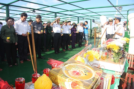                     Đoàn đại biểu Đảng bộ Khối tổ chức Lễ thả hoa, tưởng niệm các Liệt sỹ đã hy sinh trên Quần đảo Trường Sa - DK1