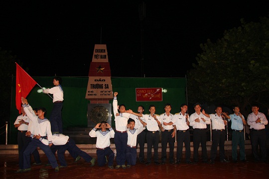 Đoàn đại biểu Đảng bộ Khối  giao lưu văn nghệ  với cán bộ, chiến sỹ Đảo Trường Sa Lớn 