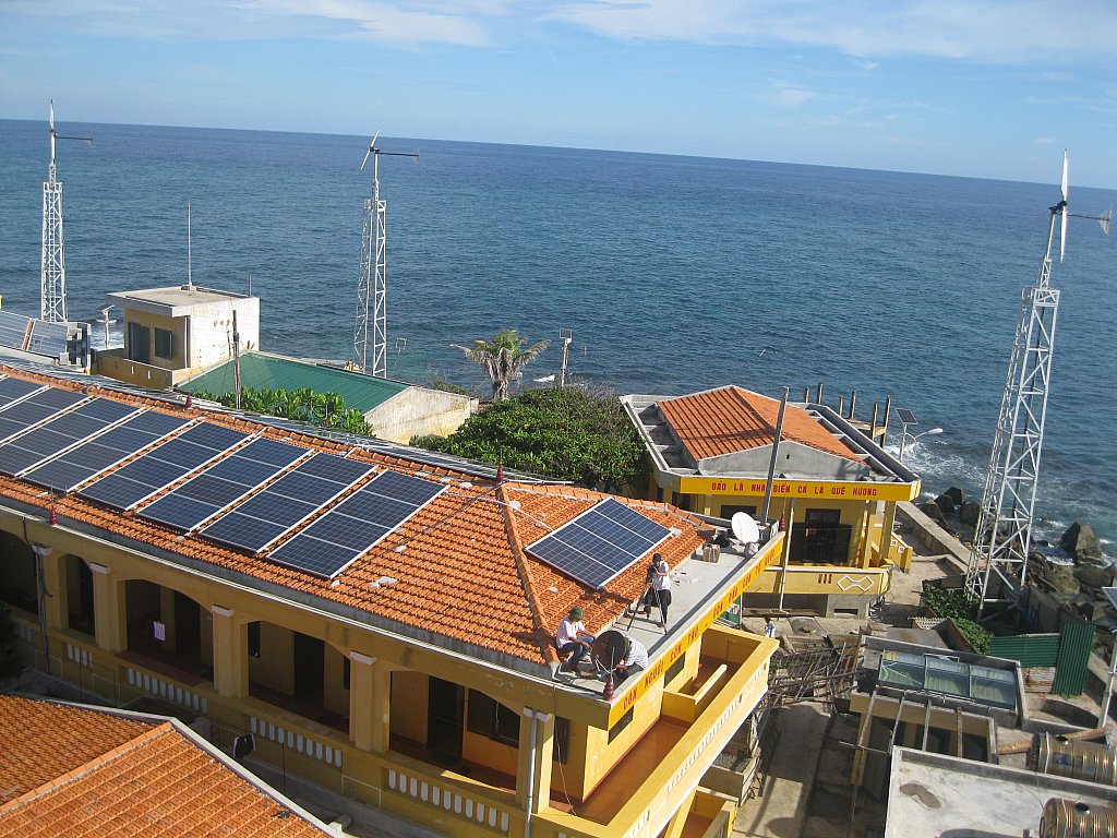 Nhờ có vệ tinh VINASAT-1, người dân trên các đảo thuộc quần đảo Trường Sa có thể đàm thoại vào đất liền bằng điện thoại di động, xem truyền hình chất lượng cao. Ảnh Hữu Dương