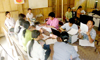 Người nghèo tham gia gửi tiền tiết kiệm tại các điểm giao dịch của NHCSXH