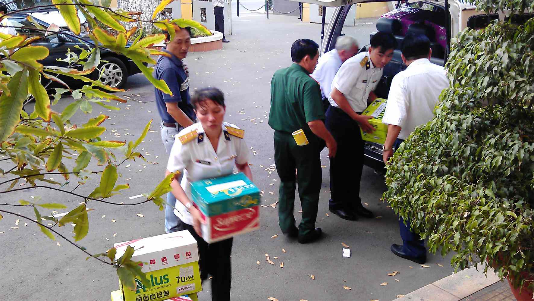 Chuyển quà tặng của các địa phương, đơn vị cho cán bộ, chiến sĩ, nhân dân Trường Sa.