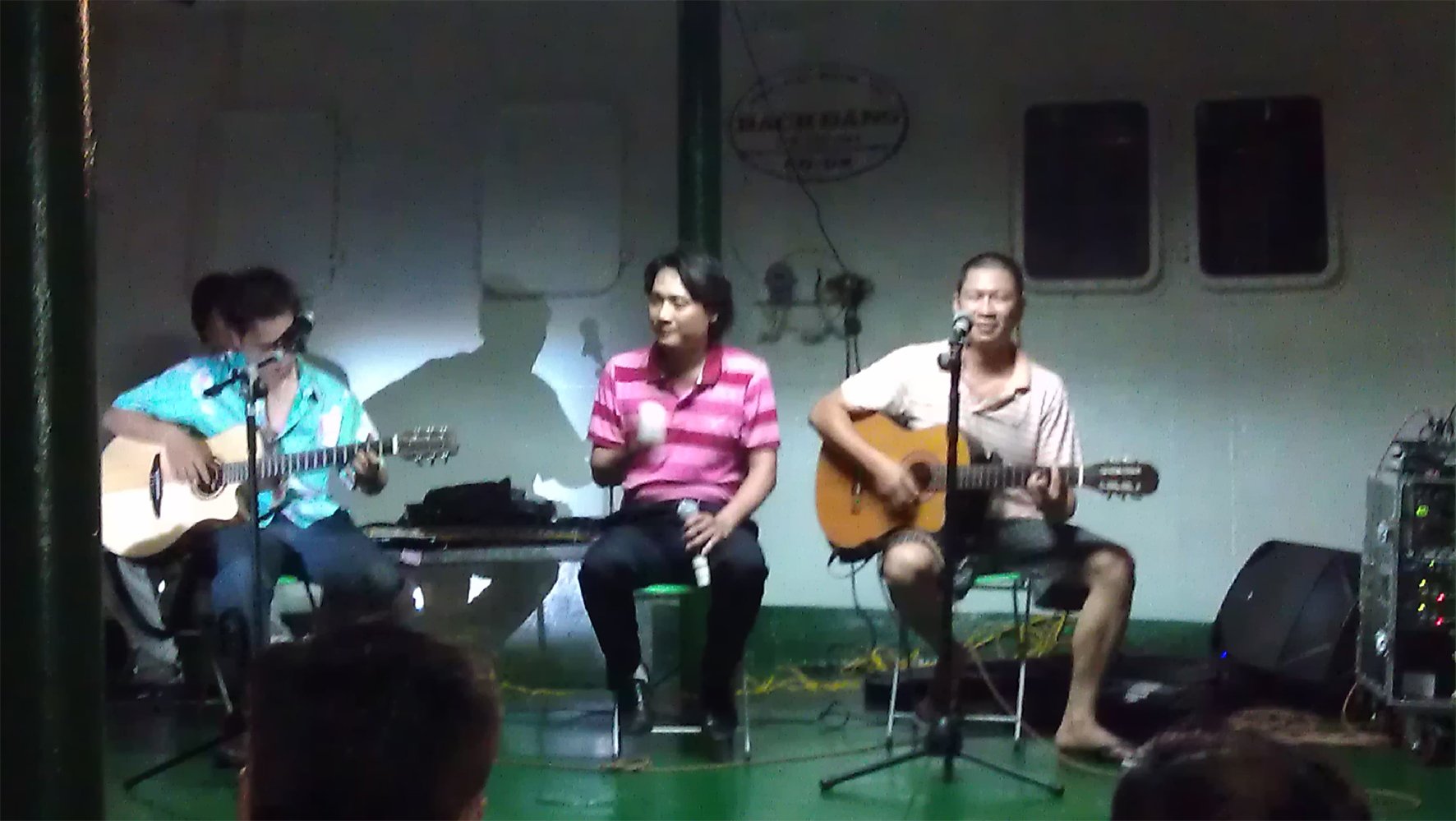 Giao lưu văn nghệ trên tàu. Ảnh: B.T