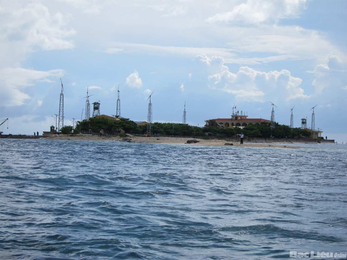 Đảo Trường Sa Đông (ảnh trên) và công trình từ sự chung tay “Góp đá xây Trường Sa” trên đảo Đá Tây (ảnh dưới). Ảnh: B.T