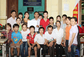 Các em vui mừng khi nhận được quà từ Công đoàn sơ sở Hội sở chính NHCSXH