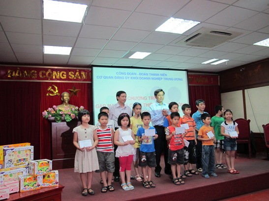 Đại diện lãnh đạo Đảng ủy Khối doanh nghiệp Trung ương, đồng chí Nguyễn Quang Dương và Chủ tịch Công đoàn cơ quan Nguyễn Quang Tiến trao phần quà cho các cháu đạt thành tích 