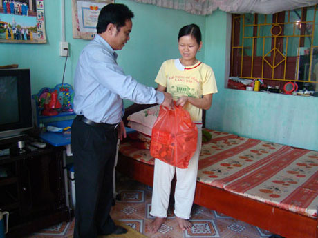 Chủ tịch Công đoàn TKV Đỗ Đình Hiền trao quà cho gia đình chị Trần Thị Hạc phân xưởng Tuyển khoáng, Công ty CP Khoáng sản và Luyện kim Cao Bằng