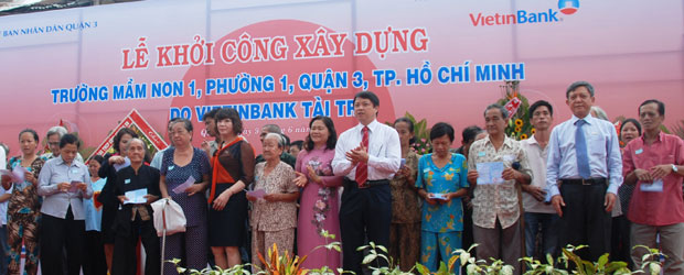 Trao 150 sổ tiết kiệm cho các hộ nghèo Q.3