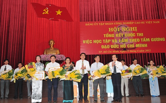 Lê Minh Châu – Phó TGĐ VRG, ông Trần Thoại – Phó TGĐ VRG, ông Trần Thanh Khê – Trưởng Ban Tuyên giáo Đảng ủy Khối Doanh nghiệp Trung ương, ông Nguyễn Việt Hùng – Trưởng Khoa Xây dựng Đảng Trường Quản lý Cán bộ TP.HCM chụp hình lưu niệm cùng các đ/c được giải