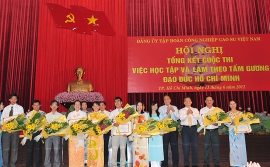 Lê Minh Châu – Phó TGĐ VRG, ông Trần Thoại – Phó TGĐ VRG, ông Trần Thanh Khê – Trưởng Ban Tuyên giáo Đảng ủy Khối Doanh nghiệp Trung ương, ông Nguyễn Việt Hùng – Trưởng Khoa Xây dựng Đảng Trường Quản lý Cán bộ TP.HCM chụp hình lưu niệm cùng các đ/c được giải