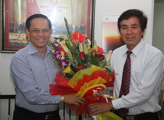 Đồng chí Nguyễn Văn Ngọc, Phó Bí thư Đảng ủy Khối thay mặt Thường trực Đảng ủy Khối chúc mừng Ban Biên tập Tạp chí điện tử