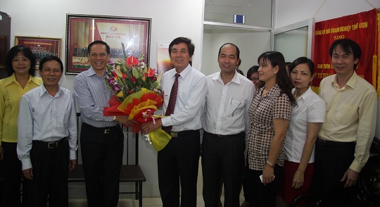 Đồng chí Trần Thanh Khê, Ủy viên Ban Thường vụ, Trưởng Ban Tuyên giáo Đảng ủy Khối, Tổng Biên tập Tại chí điện tử Doanh nghiệp Trung ương nhận hoa chúc mừng của Thường trực Đảng ủy Khối và các ban, đơn vị đến chúc mừng